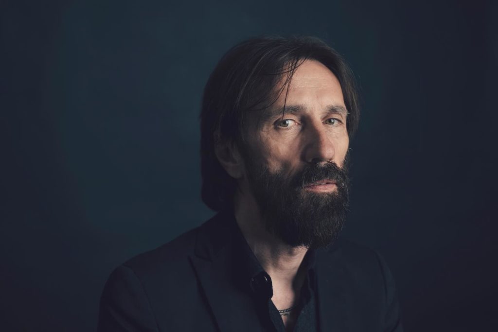 Cristiano Godano, artista poliedrico, cantante, chitarrista, autore, attore e scrittore, è presente nel roster artisti di Ala Bianca, sia come solista che come voce dei Marlene Kuntz