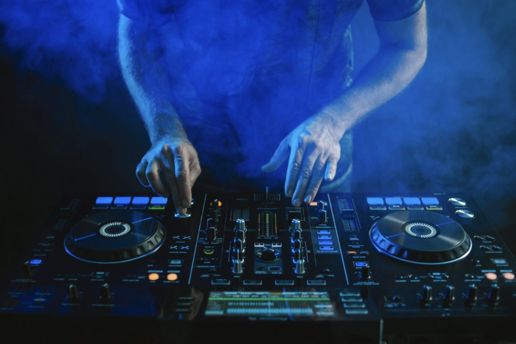 DJ Panda, pseudonimo di Ermanno Mainardi, è uno dei nomi storici della scena dance e trance italiana. Con oltre 25 anni di carriera, è un dj e produttore discografico capace di attraversare generazioni e tendenze musicali, mantenendo intatto il suo stile unico e coinvolgente.