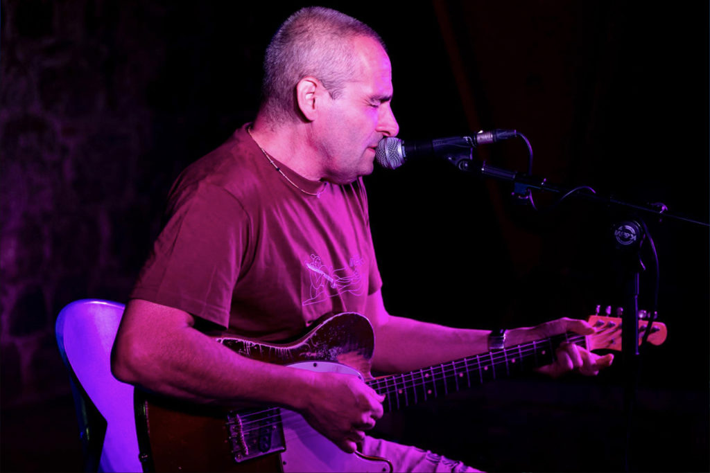 Stefano Rampoldi, in arte EDDA, nasce artisticamente a fine anni ’80 come cantante dei Ritmo Tribale, storica band seminale nel mondo del rock italiano, con cui ha realizzato cinque dischi e centinaia di concerti. Poi una lunga pausa dalla musica e dalla vita sociale. Una crisi personale, anni difficili, droga, comunità di recupero. Tutto sviscerato nelle canzoni che comporranno il suo primo album solista.